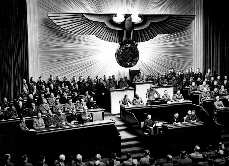 Hitler prononçant un discours au Reichstag