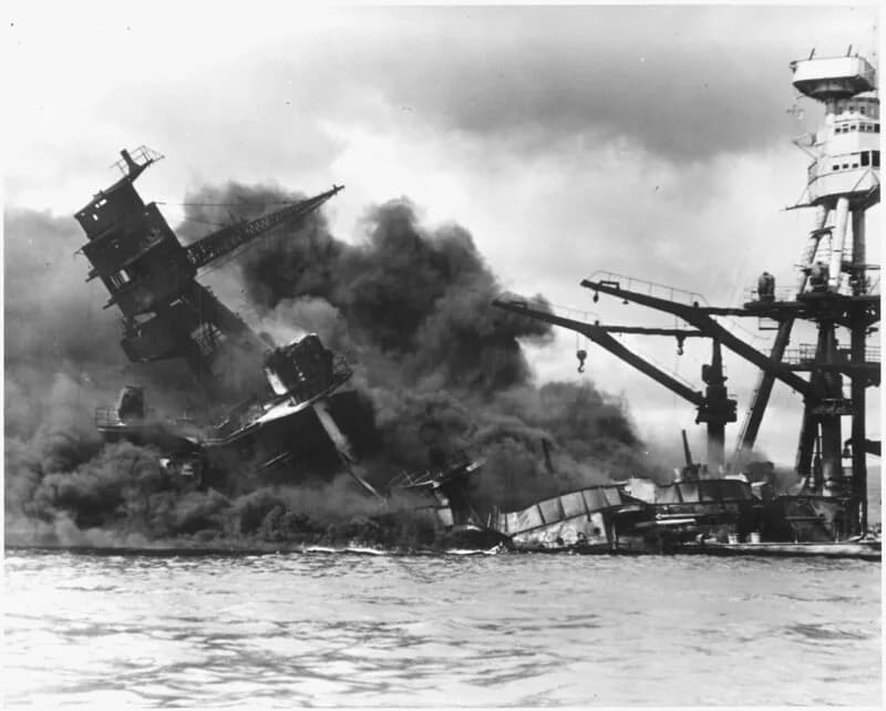 L'USS Arizona en feu après l'attaque de Pearl Harbor