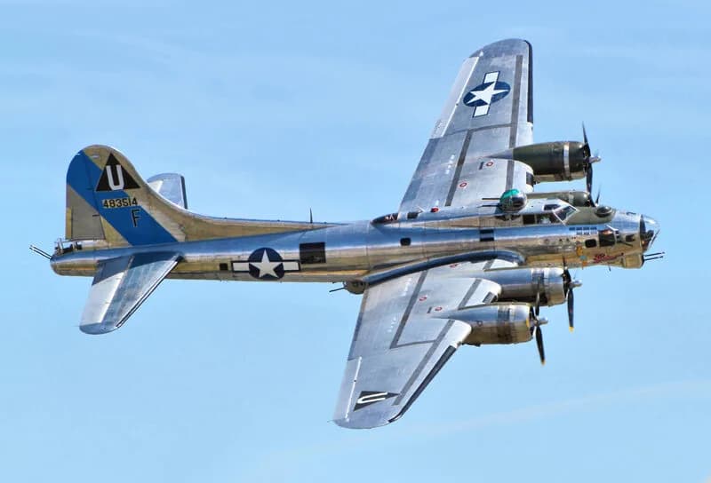 B-17 Flying Fortress en vol lors d'un meeting aérien