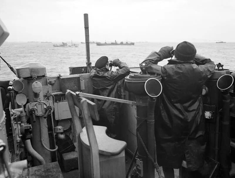 Officiers sur la passerelle d'un navire d'escorte dans l'Atlantique