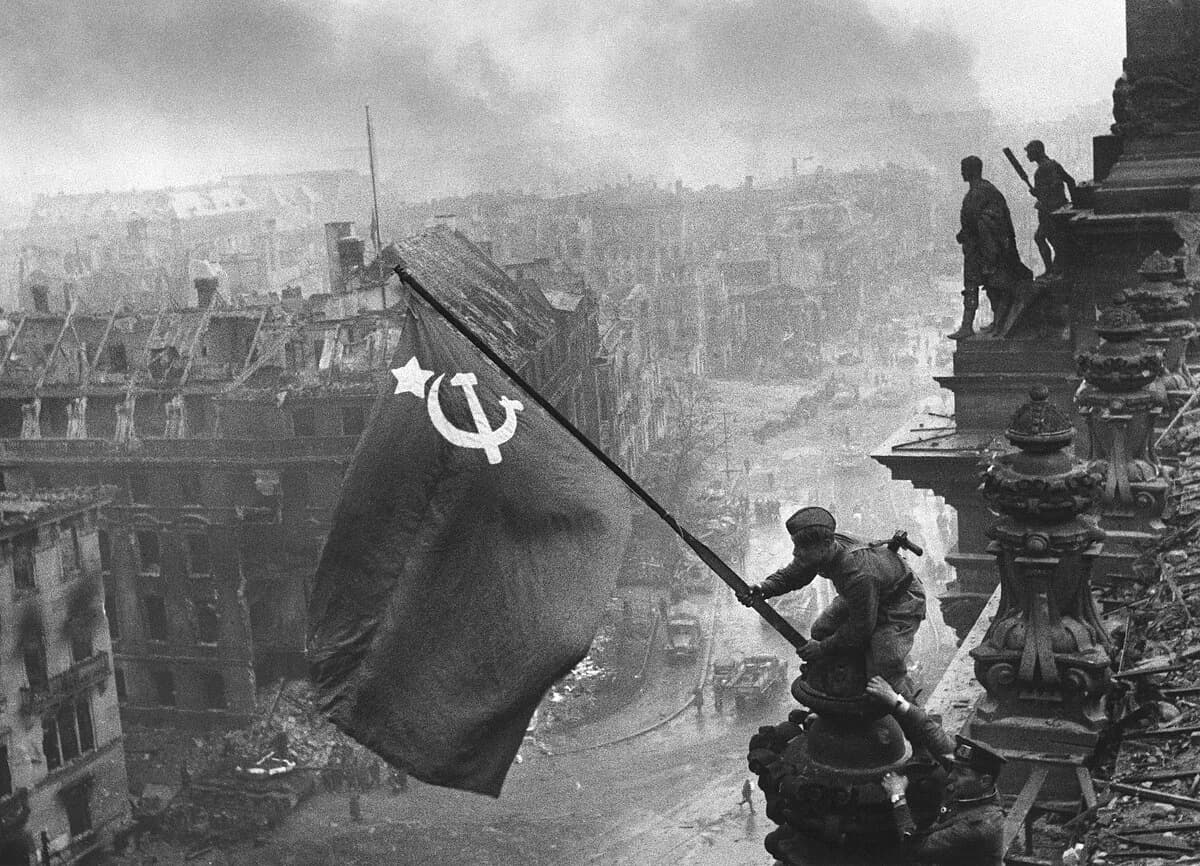 Drapeau soviétique hissé sur le Reichstag, mai 1945