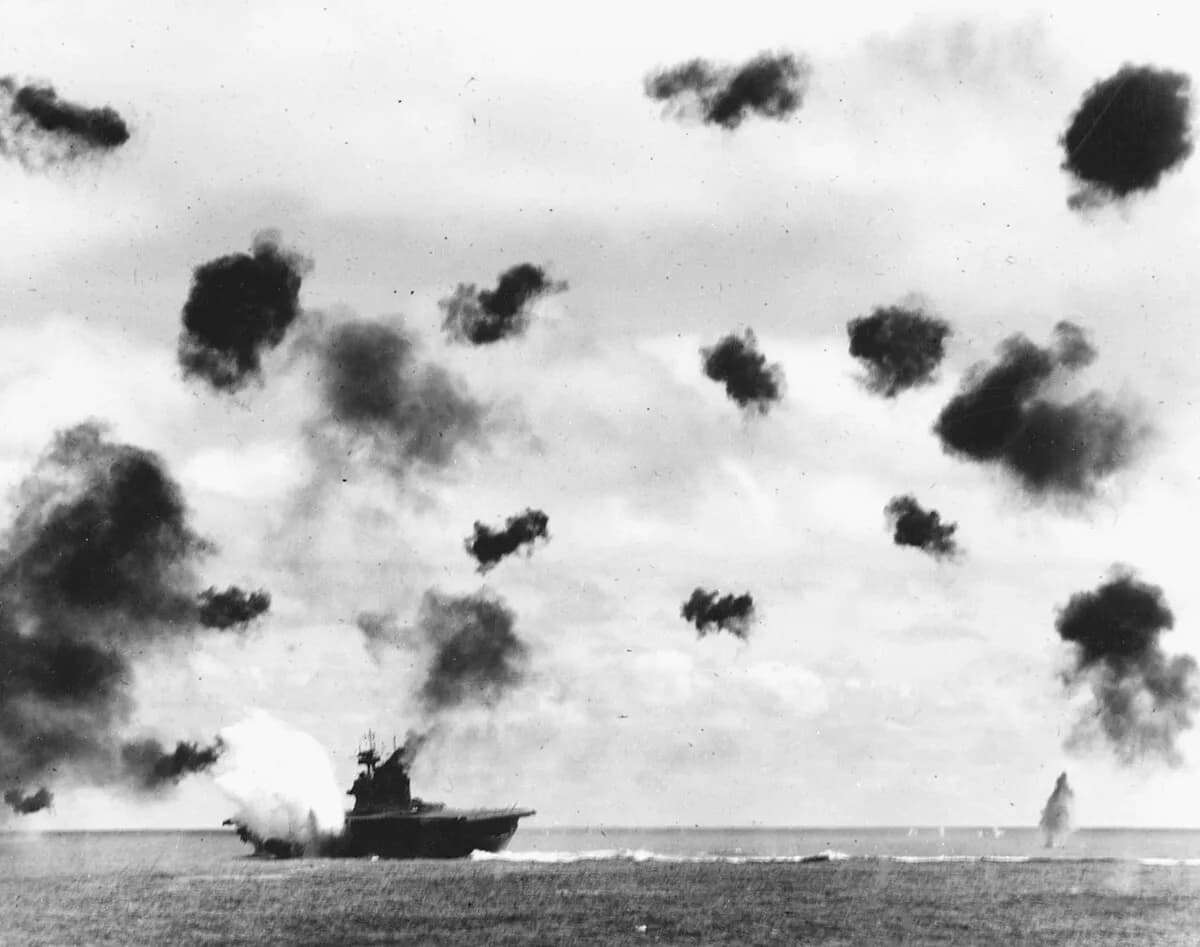 L'USS Yorktown touché par une torpille, 4 juin 1942