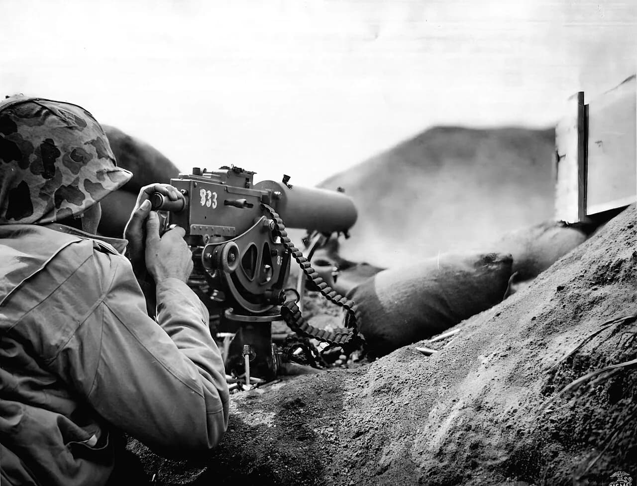 Marines américains progressant sur les plages volcaniques d'Iwo Jima