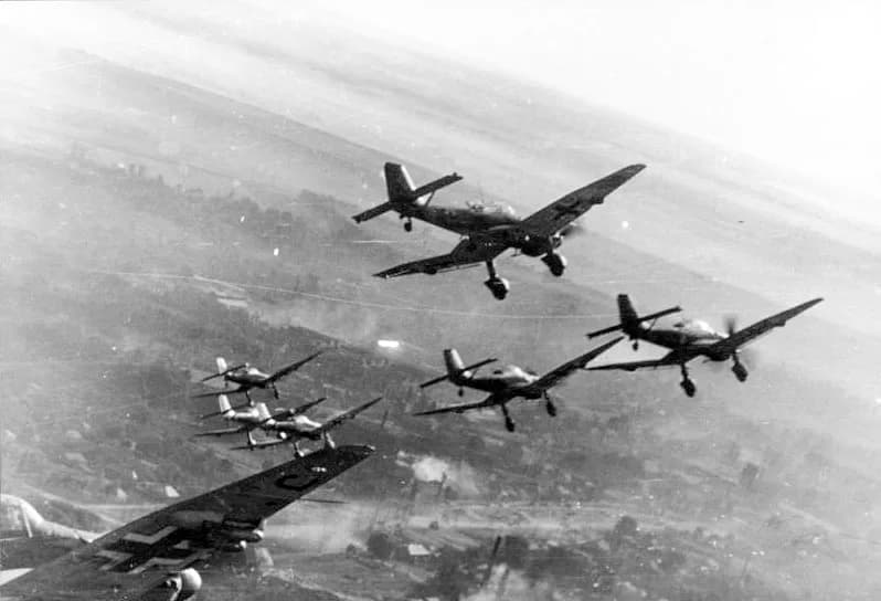 Stukas Junkers Ju 87 en formation, pilier de la Blitzkrieg