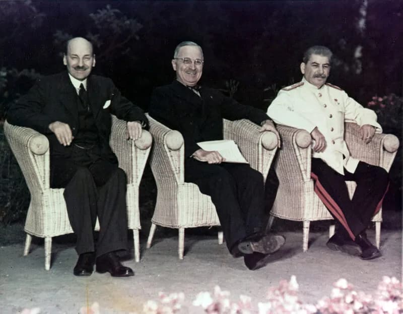 Attlee, Truman et Staline à la conférence de Potsdam, juillet 1945