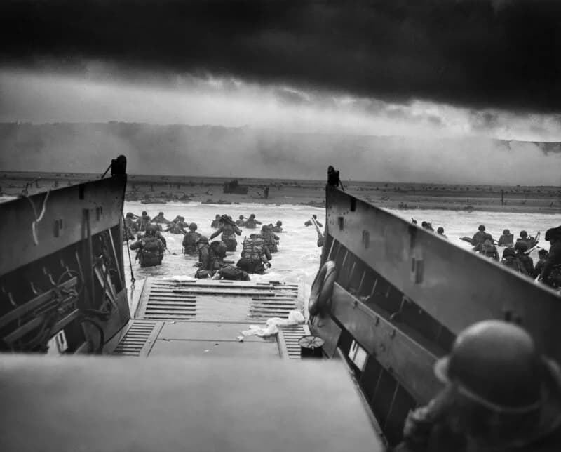 Soldats américains débarquant sur Omaha Beach, 6 juin 1944