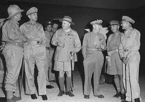 MacArthur débarquant aux Philippines à Leyte