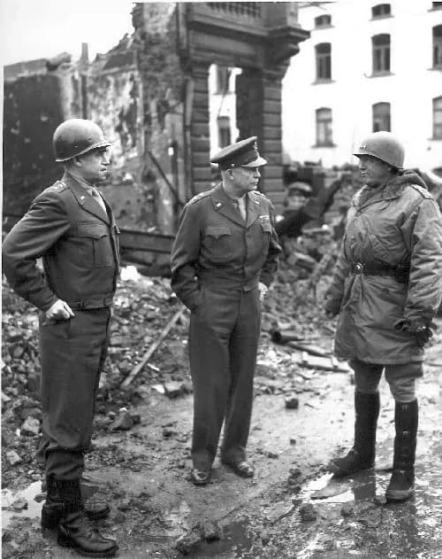 Patton observant le champ de bataille avec ses jumelles