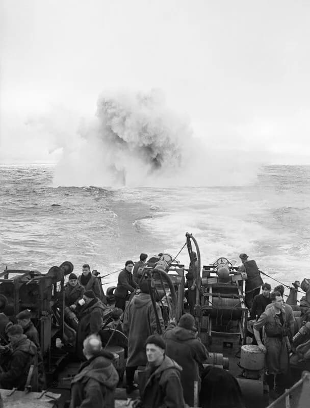 Charges de profondeur explosant derrière le HMS Starling dans l'Atlantique, janvier 1944