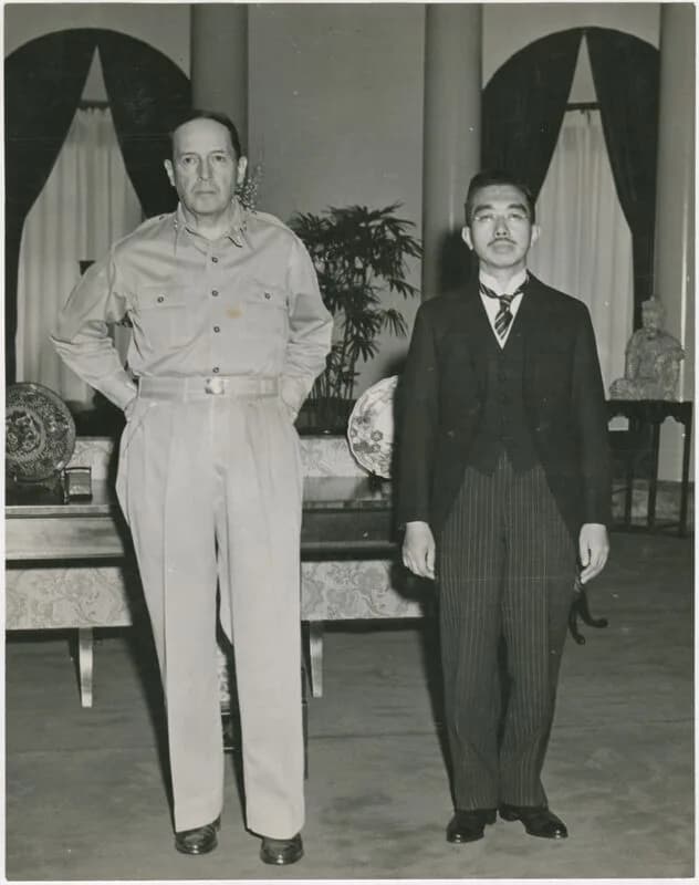 Hirohito et le général MacArthur, septembre 1945