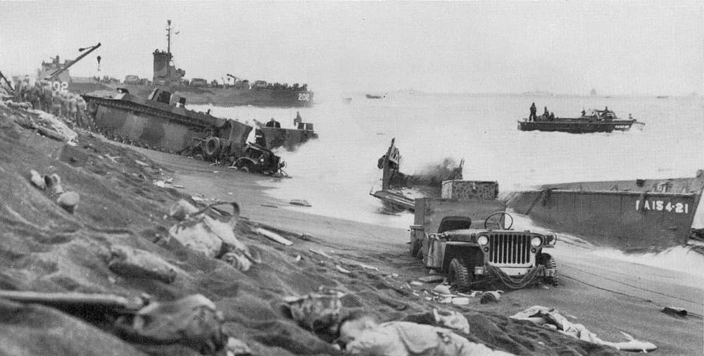 Plage d'Iwo Jima après le débarquement américain