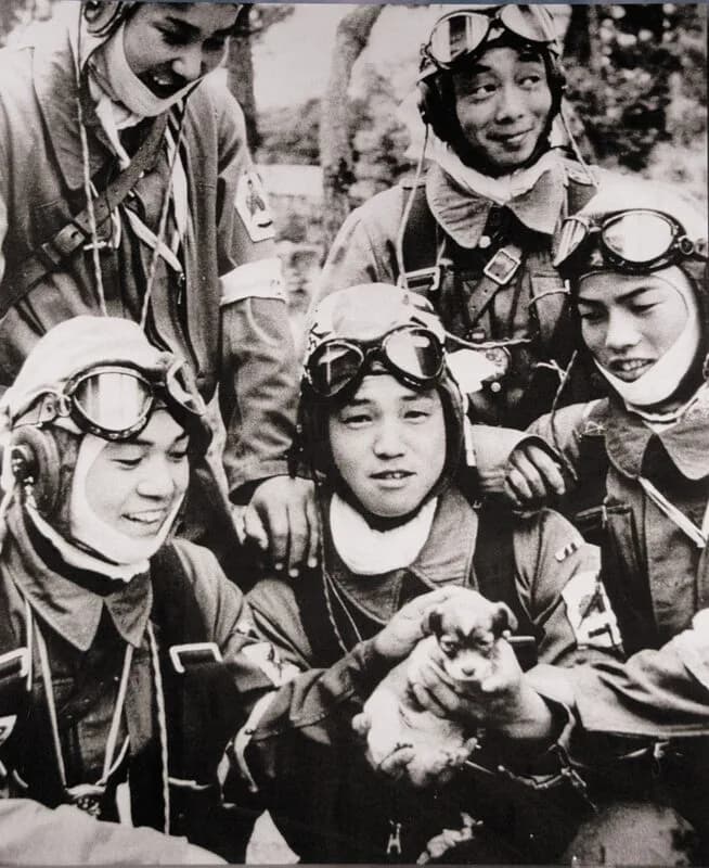Pilotes kamikazes du 72e Shinbu avant leur mission, 1945
