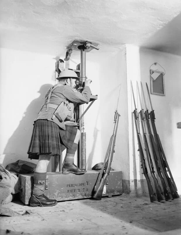 Soldat britannique observant à travers un périscope dans un fort de la Ligne Maginot, 1939