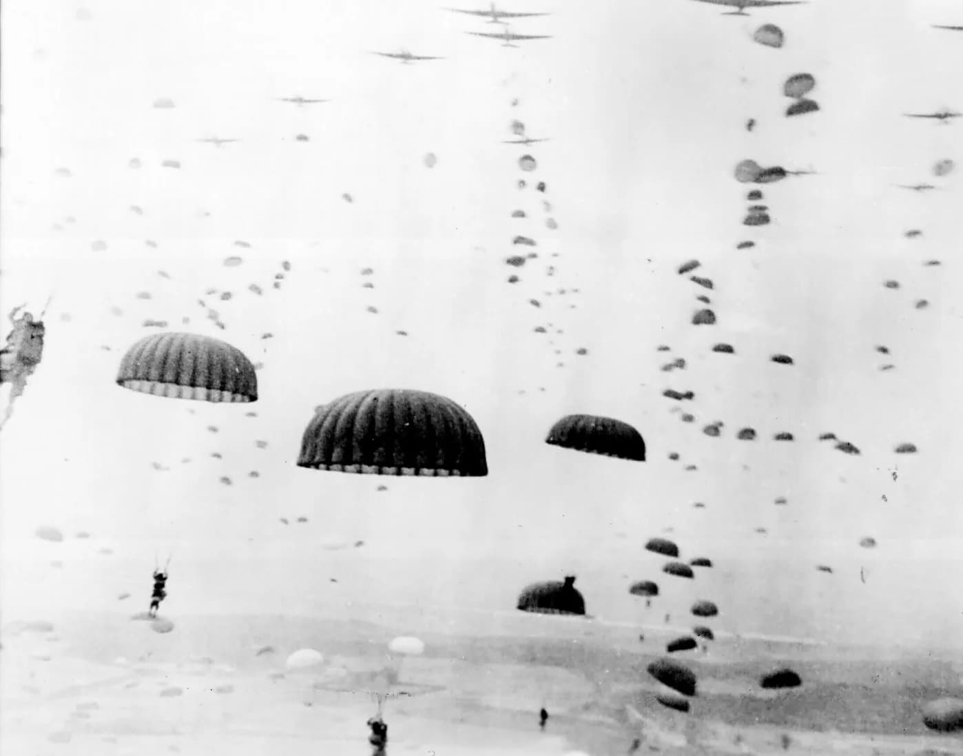 Vagues de parachutistes atterrissant aux Pays-Bas