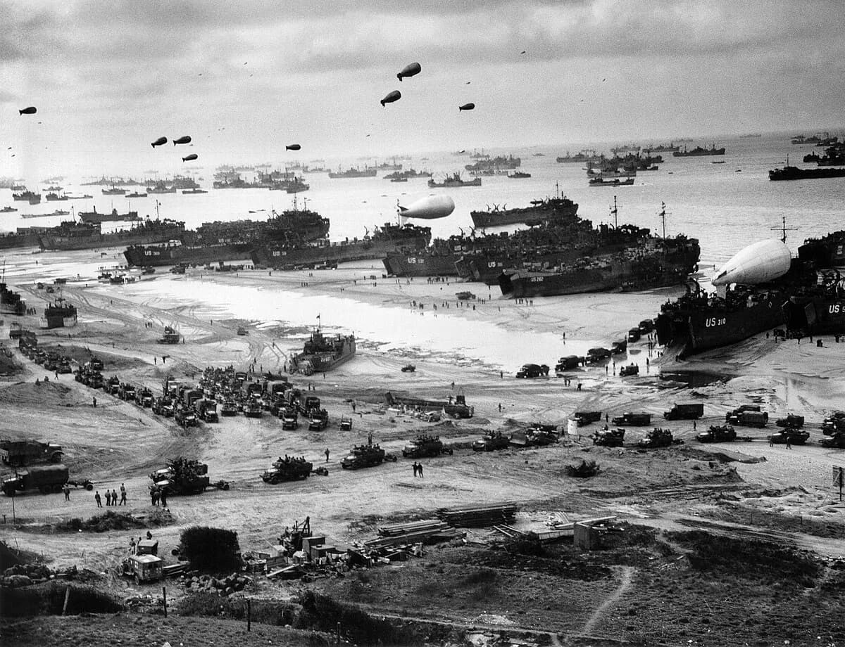 Ravitaillement des troupes alliées sur les plages de Normandie