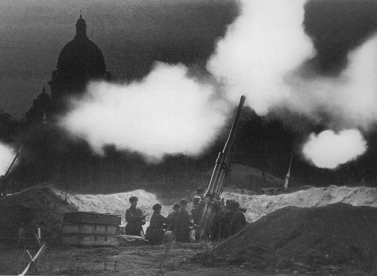 La Route de la Vie traversant le lac Ladoga gelé durant le siège de Leningrad