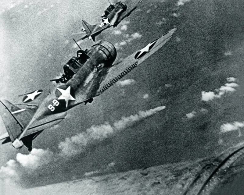 USS Enterprise touché par une bombe aux Salomon orientales