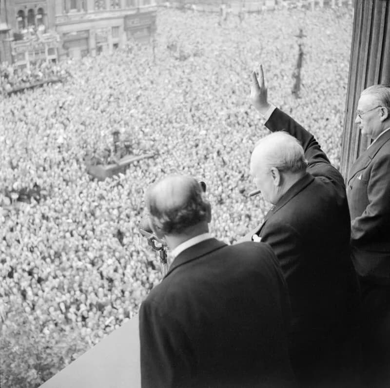 Churchill saluant la foule le jour de la victoire, 8 mai 1945