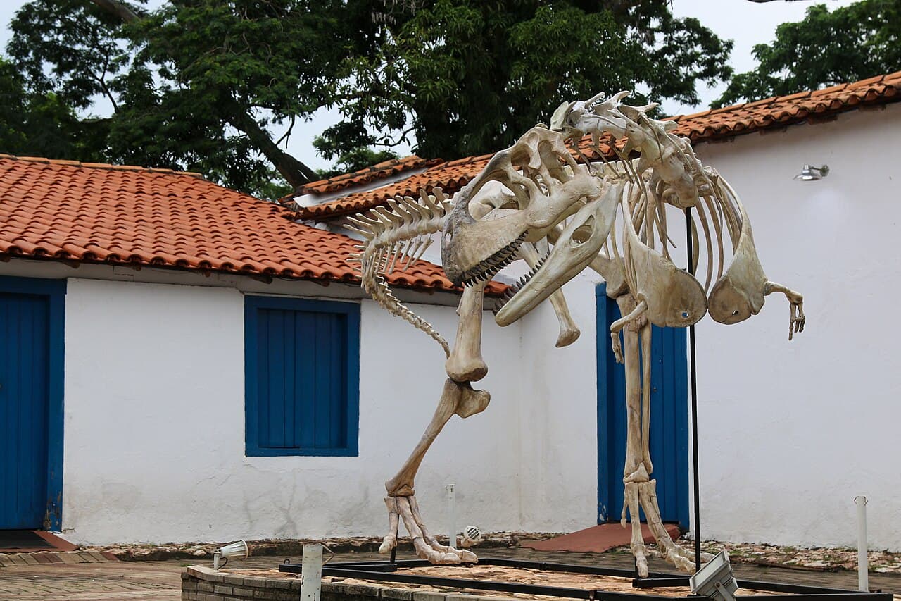 Réplique de Pycnonemosaurus nevesi exposée dans un musée brésilien.